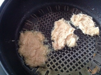 Ложкой выкладываем картофельное тесто на разогретую сковороду с растительным маслом