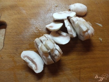 Тонкими пластинками нарезаем вымытые грибы. Если грибы очень большие то их еще нужно предварительно почистить.