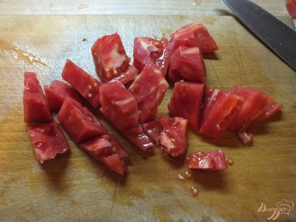 Помидоры берем мясистые на подобии микадо, моем и нарезаем кубиками. На салат берем 1 большую помидору.
