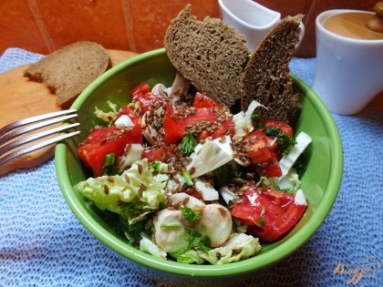 Готово! Готовый салат подаем как отдельное полноценное блюло на ужин или завтрак.