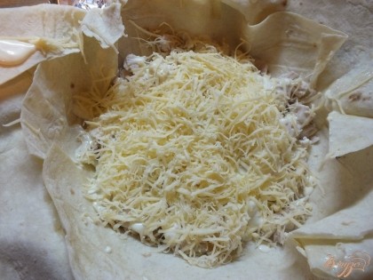 На мелкой терке натираем примерно 1/3 сыра.