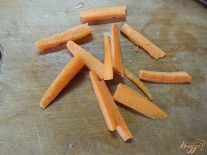 Морковь чистим и нарезаем тоненькой соломкой.