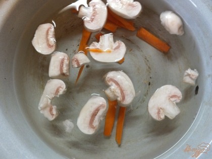 Отвариваем грибы и морковь в подсоленной воде до готовности (7-10 мин).