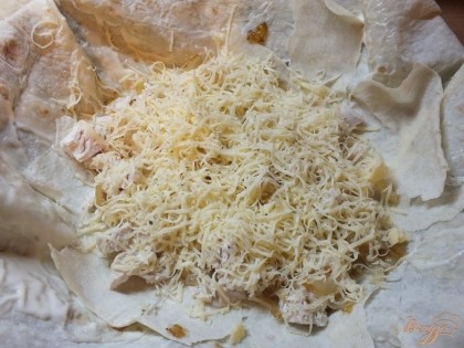 Сверху равномерно распределяем репчатый лук и натираем третью часть сыра.