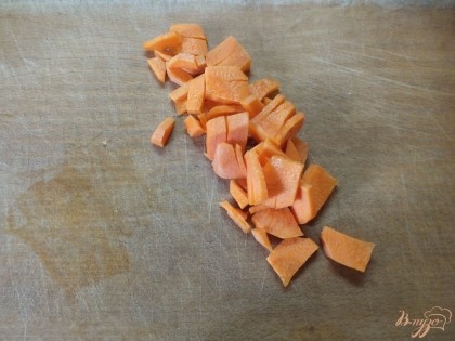 Мелкими кубиками нарезаем морковку. Так же можно смешать ее пополам с тыквой.