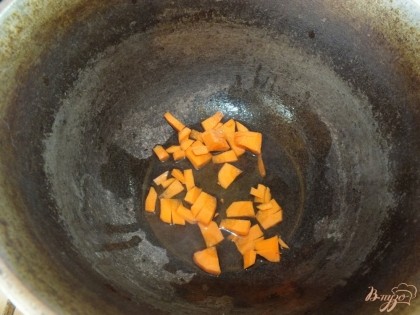 На нагретом в казане масле тушим 3 мин морковку на среднем огне.