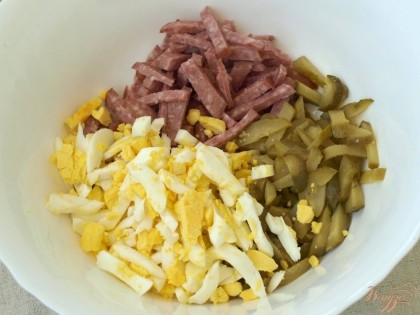 Нарезать соломкой огурец, колбасу и яйца.