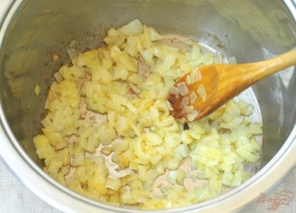 Нарезать кубиками лук и немного обжарить его в разогретом сливочном масле прямо в кастрюле в которой будет вариться суп.