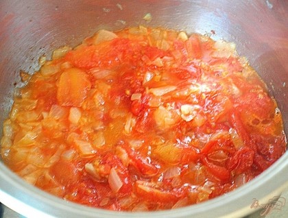 Добавить к луку помидоры и тушить пока часть жидкости испарится.Затем добавить мясо и тушить пока оно изменит цвет.