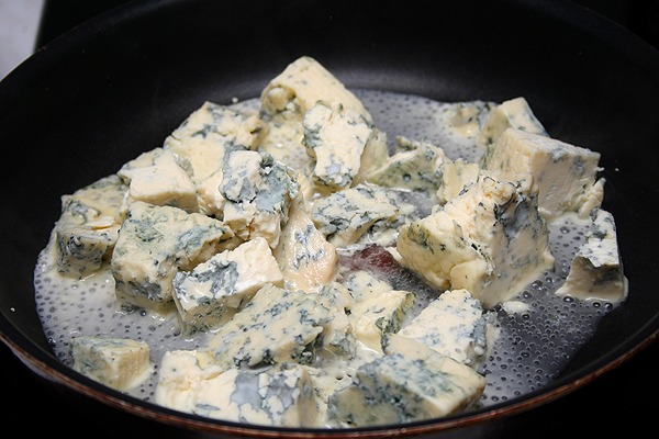 Растопить сыр на сковороде, постоянно перемешивая, чтобы сыр не подгорел.
