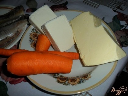 Морковь очистить помыть, подготовить масло и сырки.