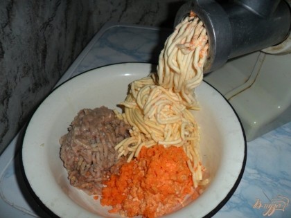 Сырки, селедку, масло и морковку пропустить через мясорубку.