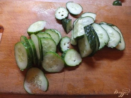 Огурцы в идеале берем салатные, моем и нарезаем тонкими кружочками.
