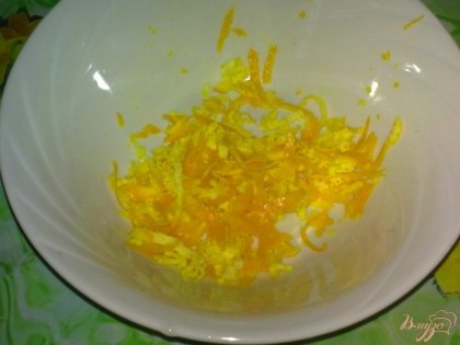 Апельсин помыть, снять цедру.