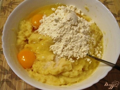 Вбить в смесь яйца, добавить соль, аккуратно ввести муку (количество муки приблизительное).