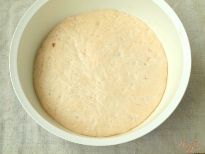 Замесить мягкое тесто и поместить его в смазанную маслом миску на полчаса, прикрыть полотенцем.Убрать в тёплое место.