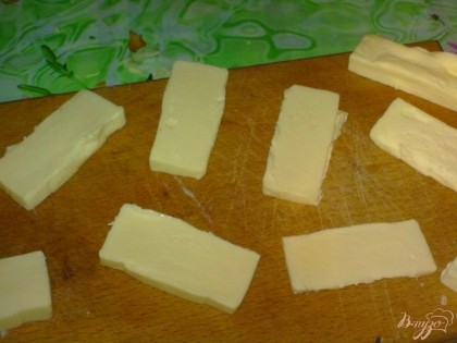 Плавленый сыр нарезать пластинами.