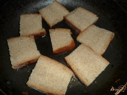 Хлеб порезать кусочками, обжарить с двух сторон на растительном масле, натереть каждый кусочек чесноком.