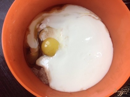 Добавить яйца и кефир
