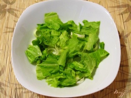 Салат вымыть, порвать небольшими кусочками, выложить в салатник.