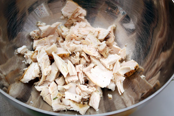 Вареную или запеченную куриную грудку режем на небольшие кусочки.