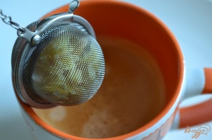 В горячую чашку  кофе опустить заварник с имбирем. Оставить на 1 минуту.Чтобы кофе быстро не остыл, желательно чашки накрыть чем-нибудь теплым.