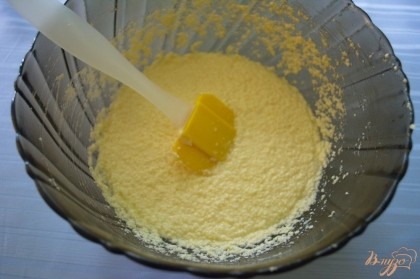 В единой большой посудине взбейте 180 гр сливочного масла до бела. Теперь вбейте яйца. Влейте молочно-карамельную жидкость.