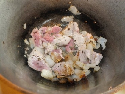 Жарим лук до мягкости после чего добавляем мясо и перемешиваем. Добавляем приправу и жарим до полу готовности мяса. Дальше вливаем 75 мл воды и соевый соус. Тушим пока не останется немного соуса.