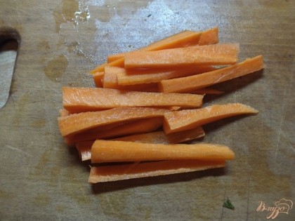 Морковь чистим и нарезаем тонкой соломкою.
