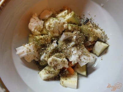Смешиваем овощи, сало, соль и орегано с базиликом в миске.