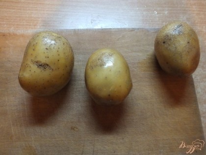 Картофель при помощи губки тщательно вымываем от грязи.