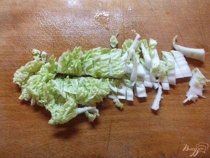 Мелко нарезаем вымытые листы пекинской капусты.