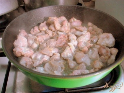 На разогретую сковороду с растительным маслом выкладываем желудочкии обжариваем их.