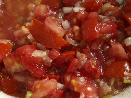 Приготовим томатную сальсу: для этого  мелко нарежем помидоры,лук ,перец чили и смешиваем всё с оливковым маслом.Добавляем соль и перец.