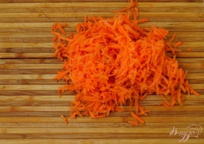 Натереть на тёрке морковь.