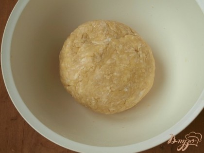 Вымесить тесто,собрать его в шарик,завернуть в плёнку и убрать в холодильник на 8 часов.