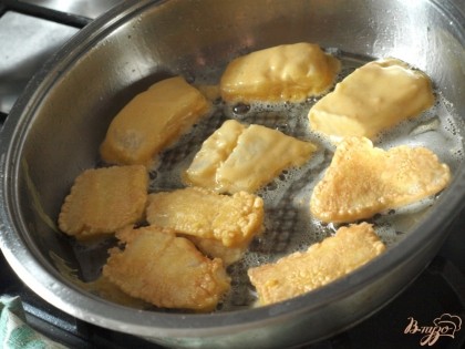 В сковороде разогреть подсолнечное масло,окунать каждый кусочек рыбы в кляр и выкладывать на сковороду.Обжаривать рыбу с двух сторон.