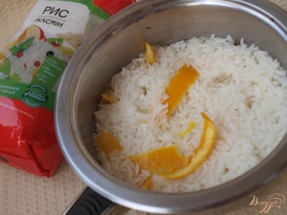 Отдельно сварить рис с солью и оставшейся апельсиновой цедрой.Затем цедру удалить и добавить в рис сливочное масло.