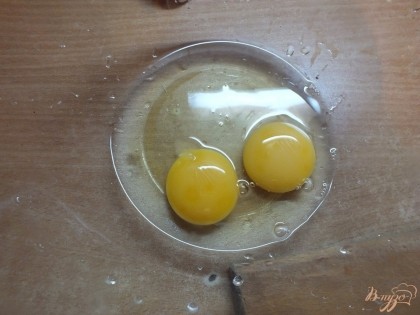 В миску кладем два куриных яйца.