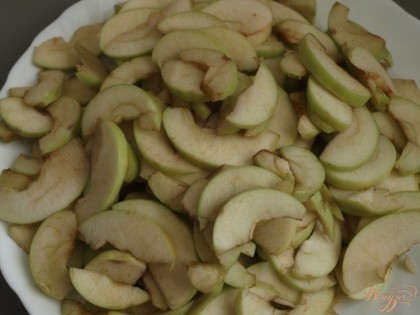 Нарезать яблоки дольками.