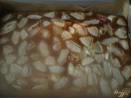 Застелить форму пергаментом, посыпать манной крупой, вылить тесто. Поверх теста выложить нарезанные яблоки. Чем больше яблок тем влажнее пирог. Ставим его в духовку на 30-35 минут.Тесто поднимется и яблоки будут запечатаны в пироге.