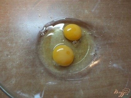 На две порции понадобится 2 куриных яйца.