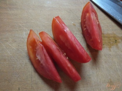 Нарезаем толстыми дольками помидорки.