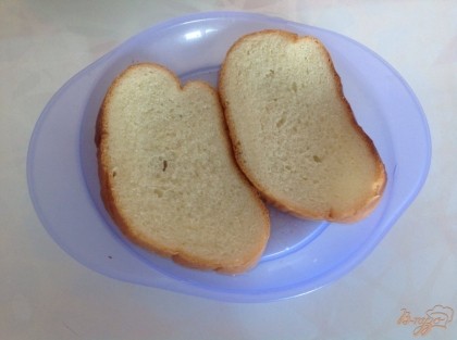 Хлеб замачиваем в воде или молоке. Выжимаем хлеб и добавляем к фаршу