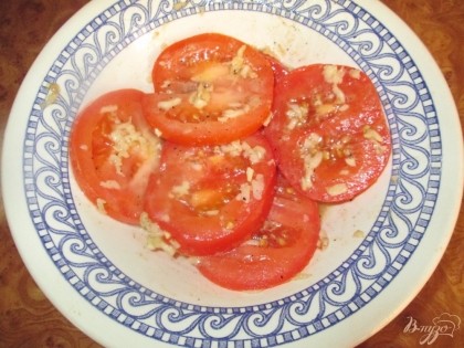 Смазать этой смесью каждый кружок помидора, накрыть крышкой и оставить под грузом 20 минут.