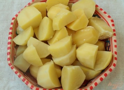 Картофель сварить целиком очистив от шкурки,затем остудить и нарезать крупными кусочками.