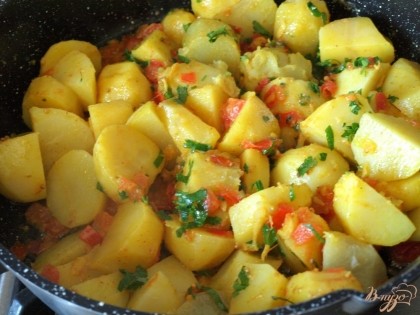 Готово! В сковороду добавить готовый картофель и измельчённую петрушку.Картофель посолить и прогреть 5-7 минут.Можно сразу подавать. Приятного аппетита!