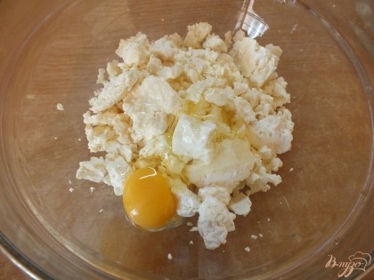 Добавляем одно куриное яичко. При большем количестве творога яйца кладем пропорционально больше.