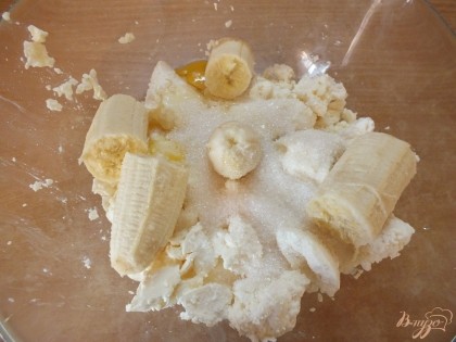 Бананы чистим и кладем поломав кусочками. При помощи вилки хорошо разминаем тесто с бананом в однородную массу.