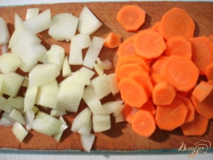 Нарезаем лук и морковь и пассеруем их на растительном масле.